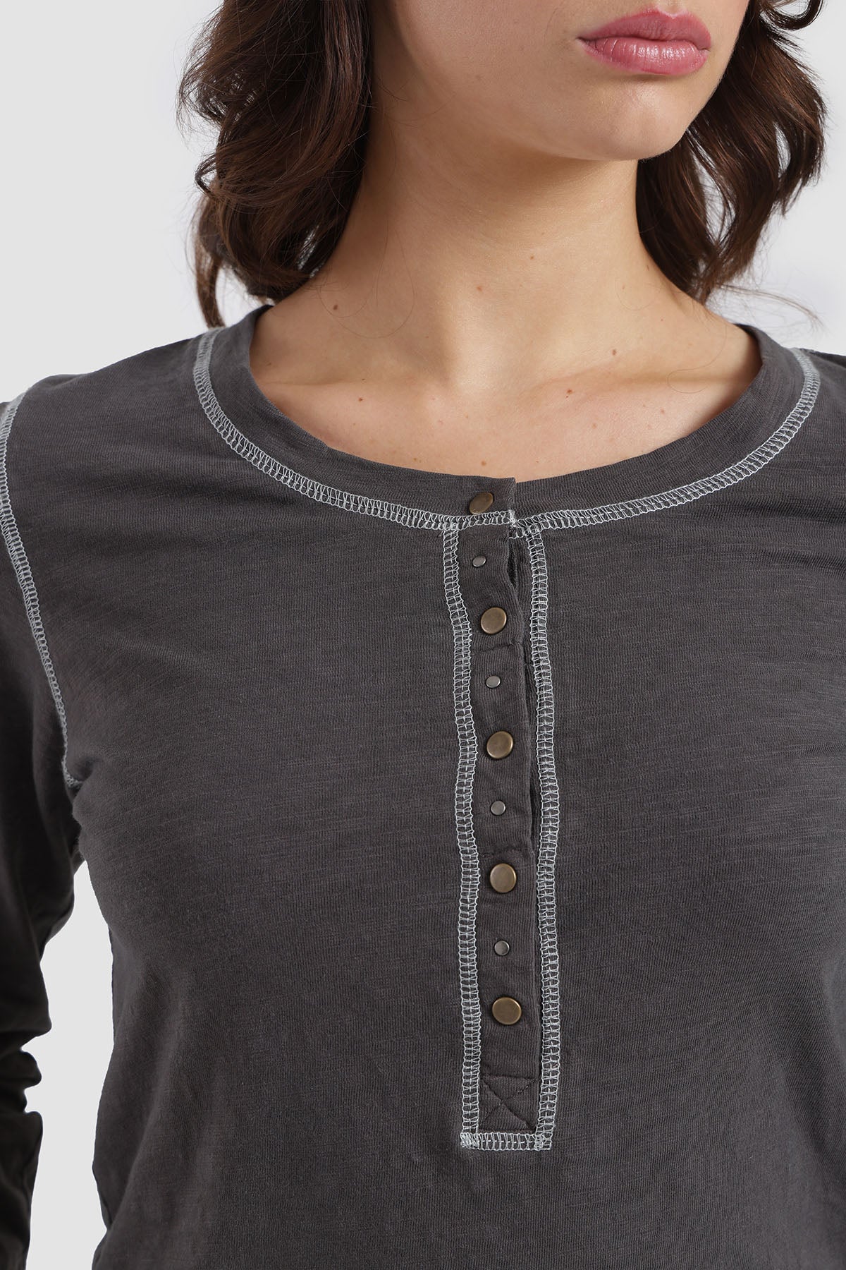 Polera Manga Larga Tachas Mujer - Negro