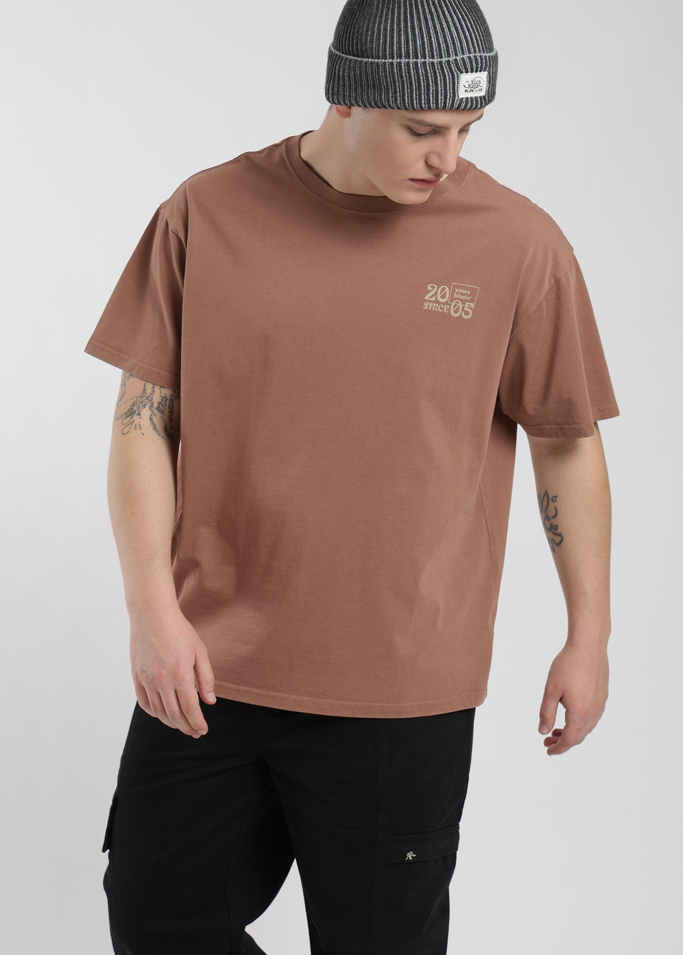 Polera Oversize Algodón Aniversario Hombre - Café