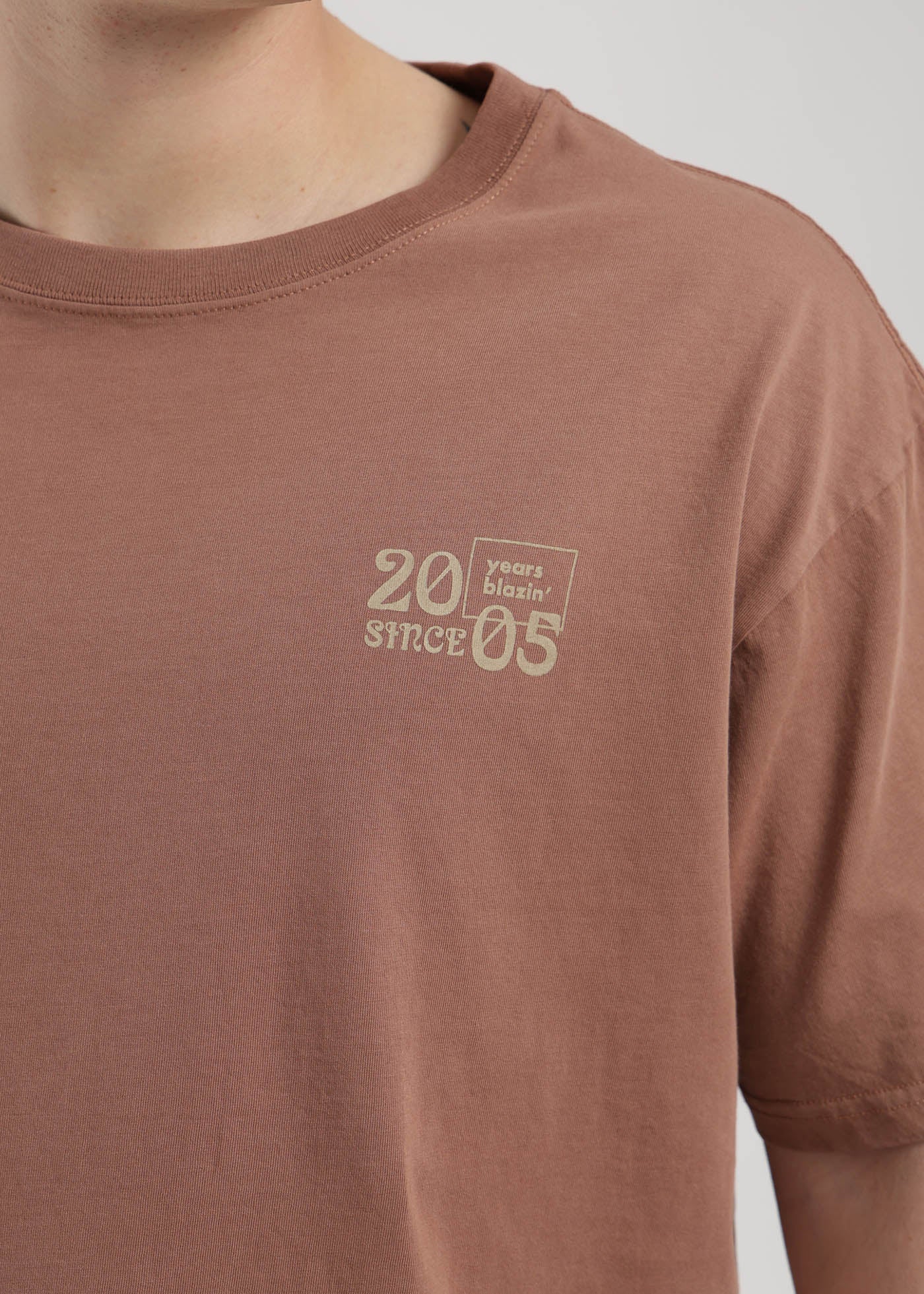 Polera Oversize Algodón Aniversario Hombre - Café