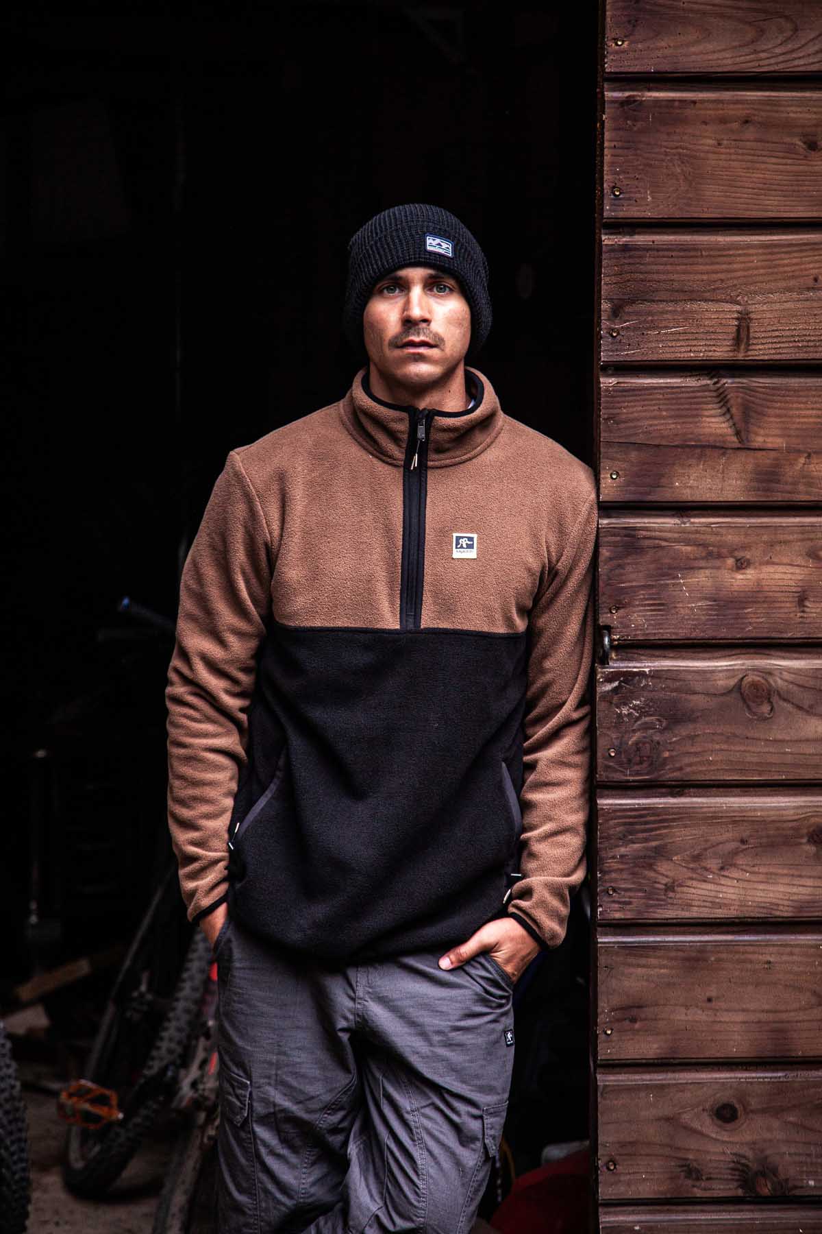 Polar Medio Cierre Hombre - Camel Black