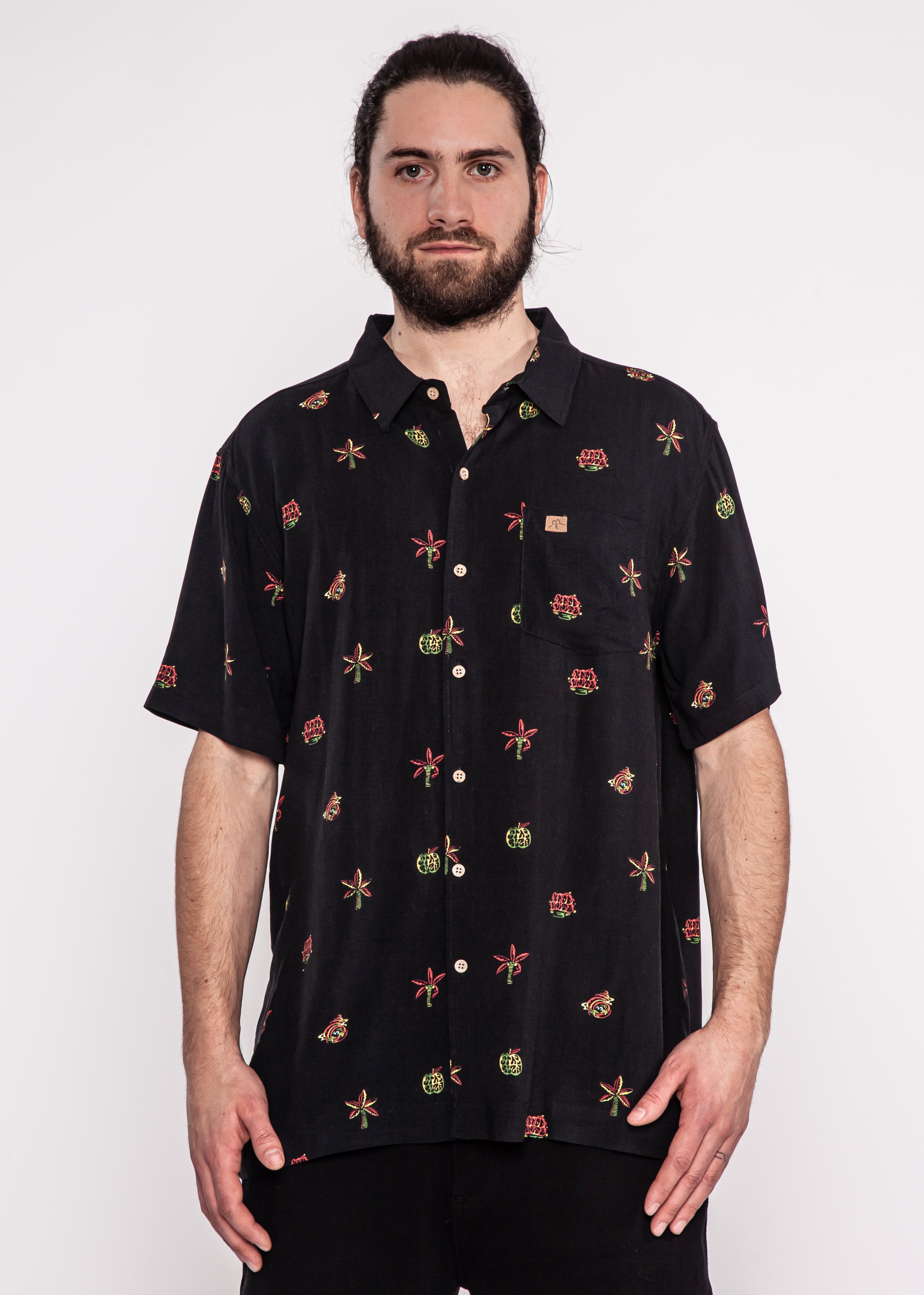 Guayabera negra estampada kaya unite