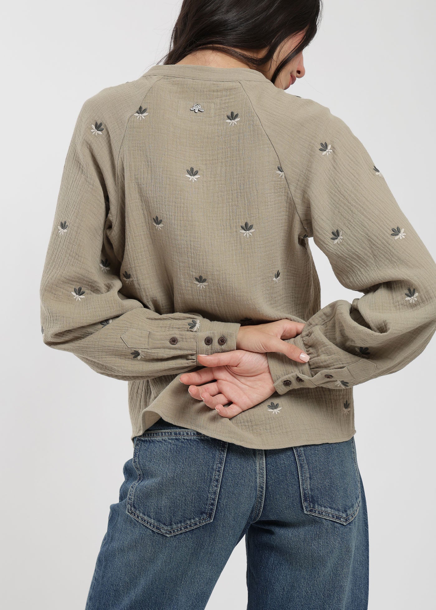 Blusa Manga Larga Mao Bordada Mujer Oliva #Color_Oliva